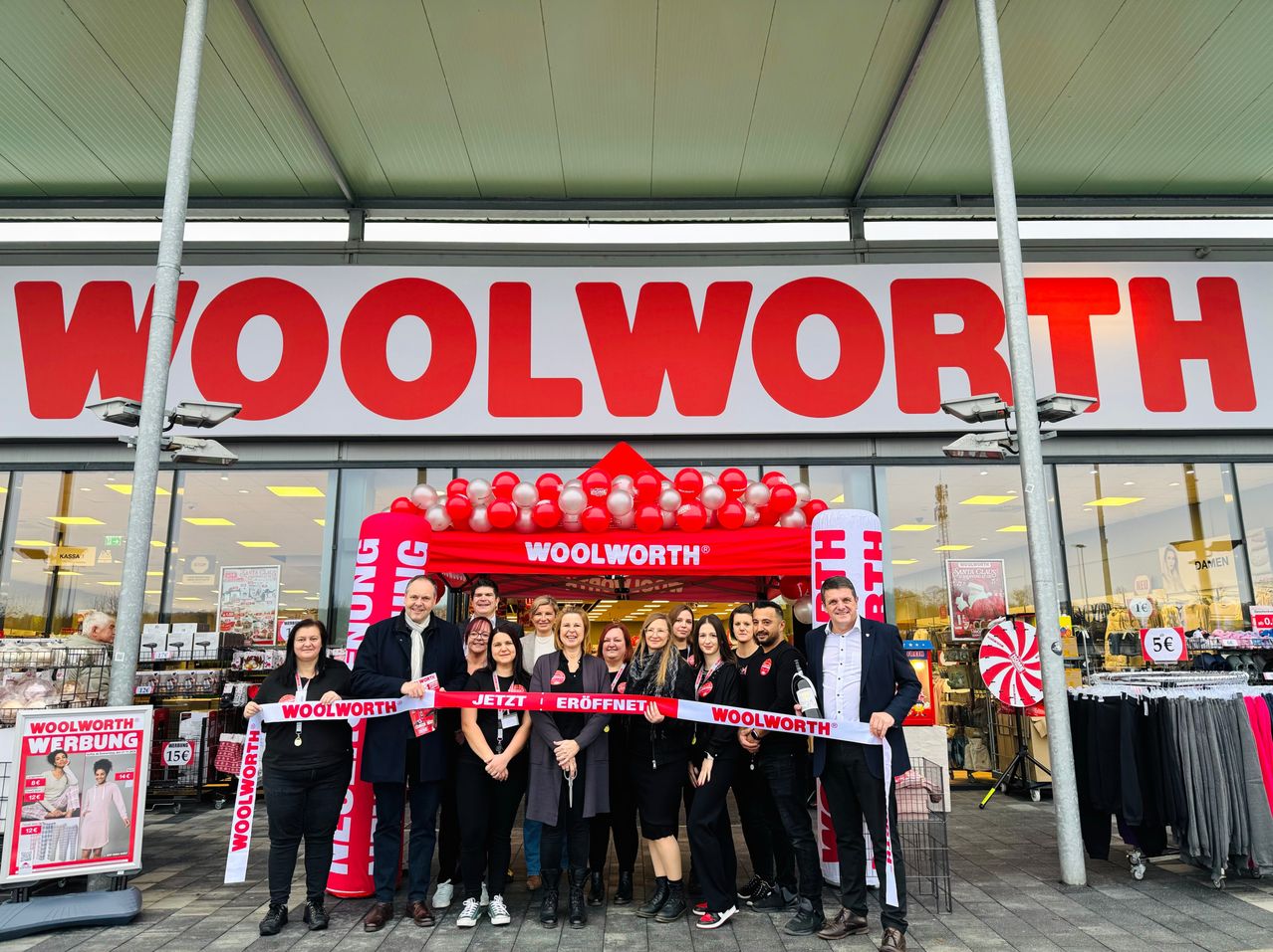 Bild enthält, People, Person, Architecture, Building, Groupshot, Clothing, Footwear, Shoe, Coat, Shop