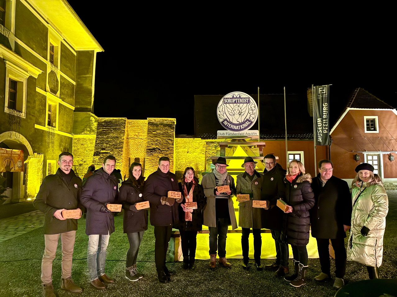 Bild enthält, Coat, People, Person, Adult, Female, Woman, Jacket, Male, Man, Pants