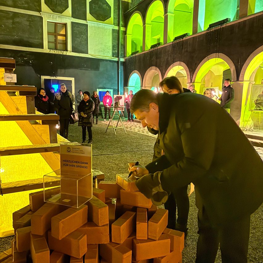 Bild enthält, Wood, Plywood, Floor, Adult, Male, Man, Person, Flooring, Box, Face