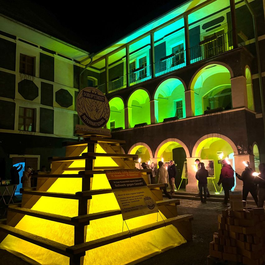 Bild enthält, Lighting, Urban, City, Building, Person, Neighborhood, Staircase, Road, Street, Light