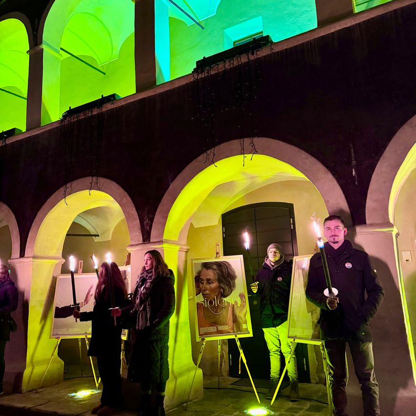 Bild enthält, Lighting, Adult, Female, Person, Woman, Male, Man, Urban, Arch, Floor