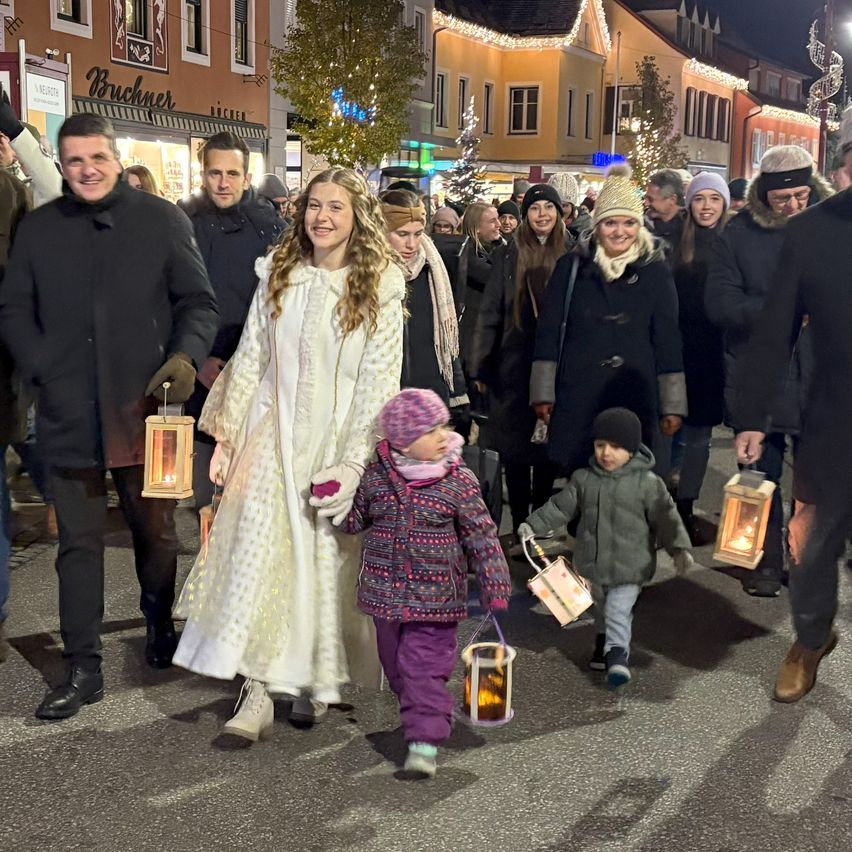 Bild enthält, Coat, People, Person, Adult, Female, Woman, Jacket, Male, Man, Bride