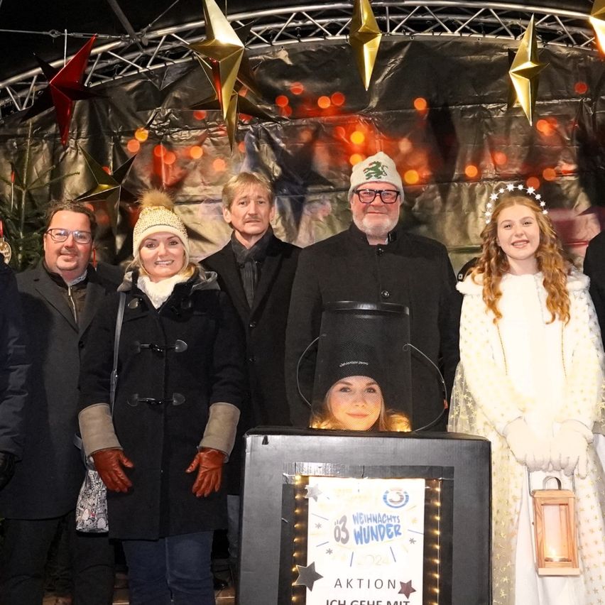 Bild enthält, Coat, Jacket, People, Person, Stage, Adult, Male, Man, Bride, Woman