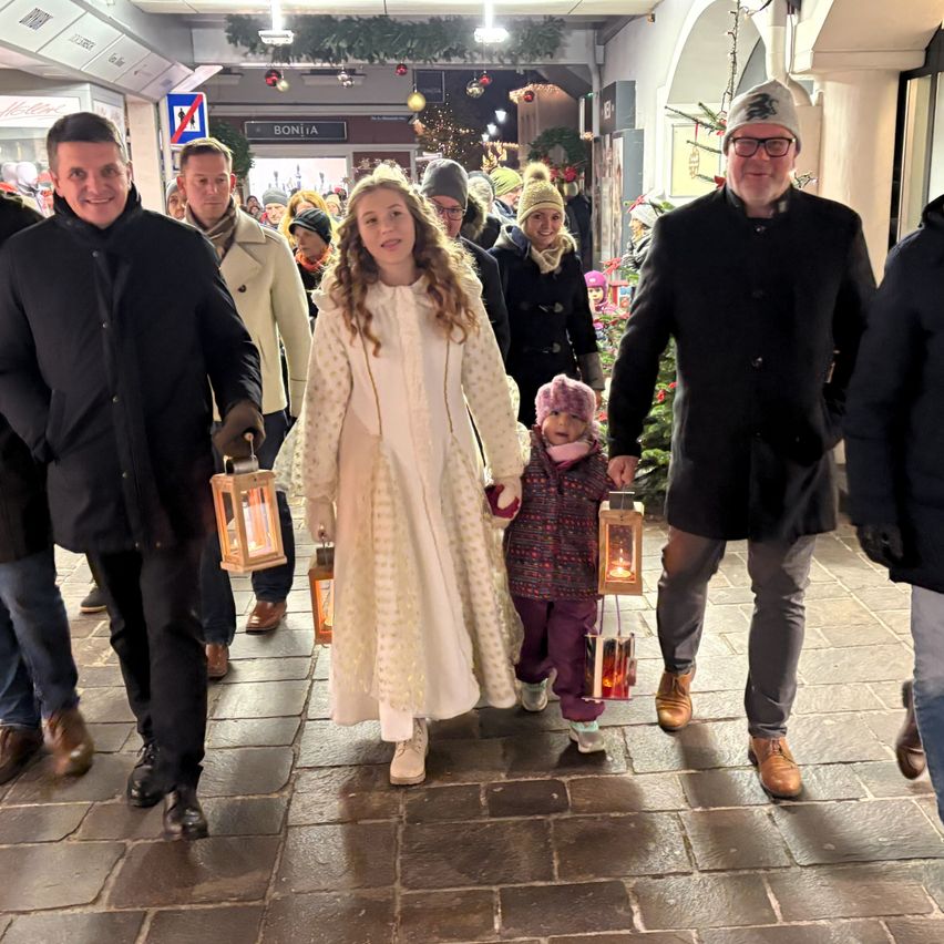 Bild enthält, Coat, People, Person, Overcoat, Adult, Male, Man, Jeans, Jacket, Shoe