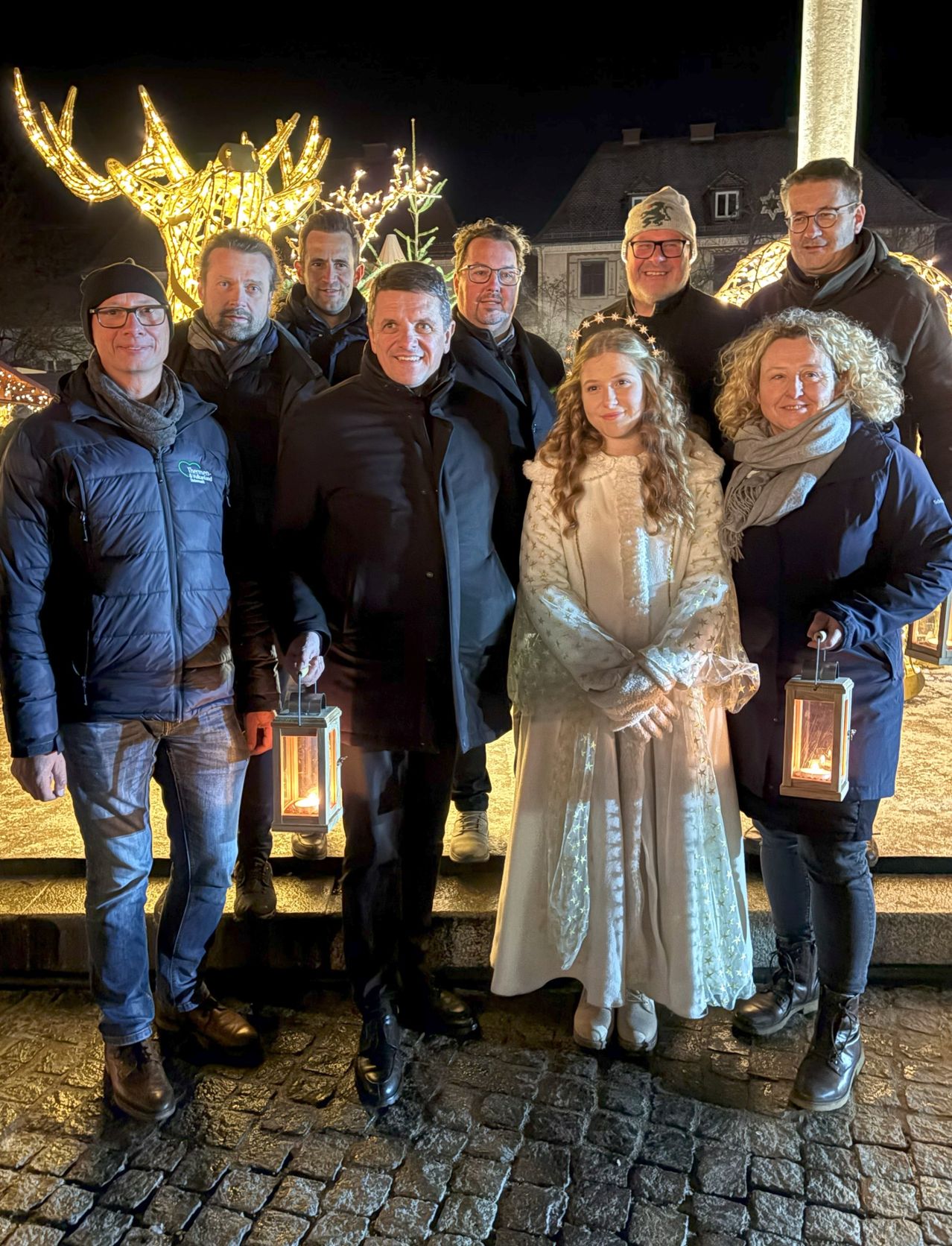 Bild enthält, Coat, Jacket, Groupshot, Person, Jeans, Adult, Bride, Female, Woman, Man