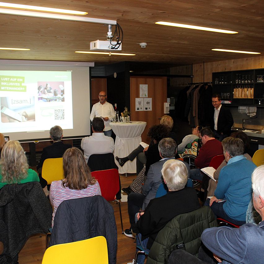 Bild enthält, People, Person, Crowd, Seminar, Adult, Female, Woman, Building, Male, Man