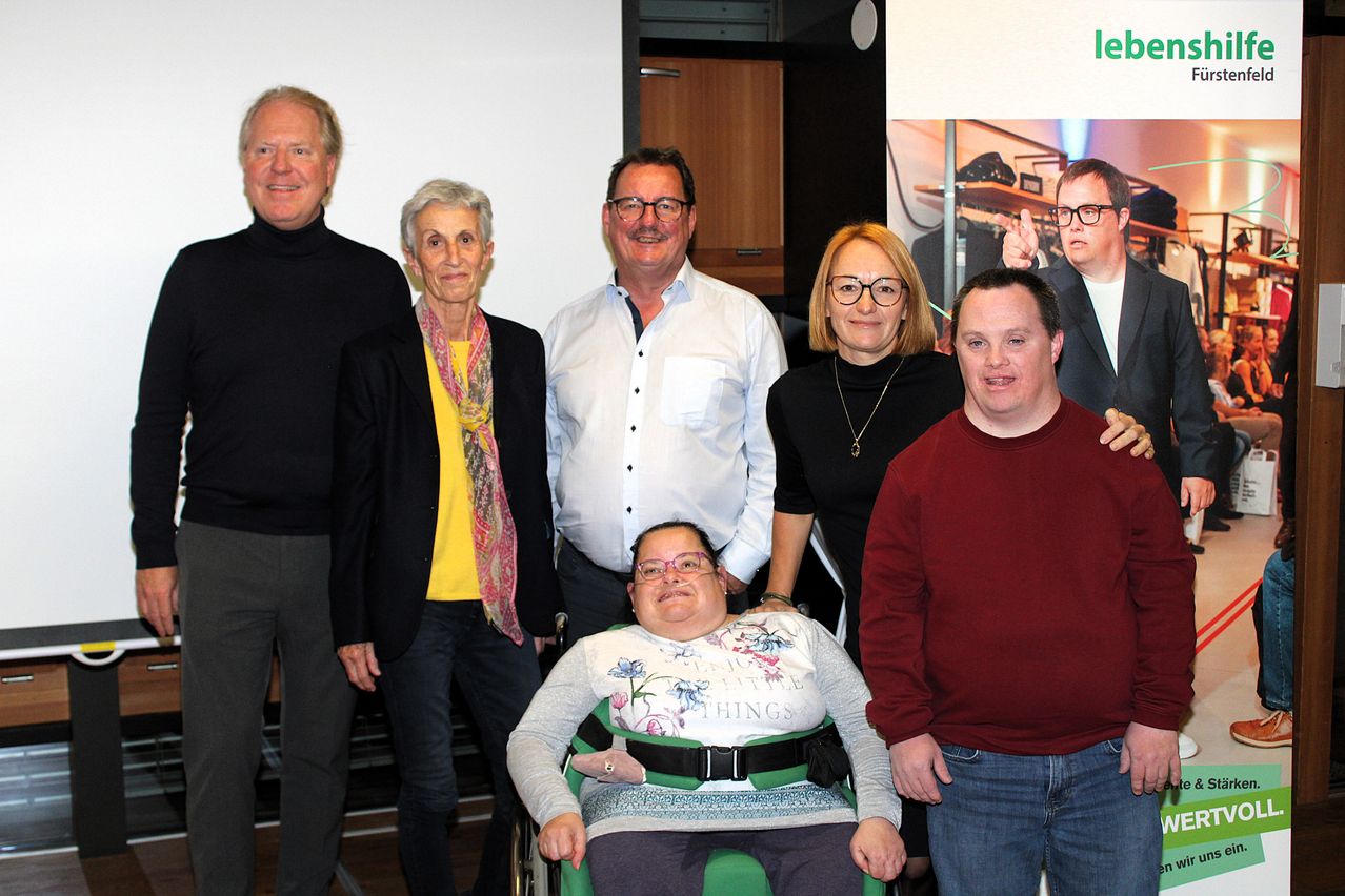 Bild enthält, People, Person, Adult, Female, Woman, Long Sleeve, Pants, Male, Man, Jeans