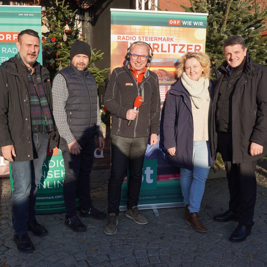 Bild enthält, Coat, Jacket, Pants, Adult, Male, Man, Person, Female, Woman, Jeans