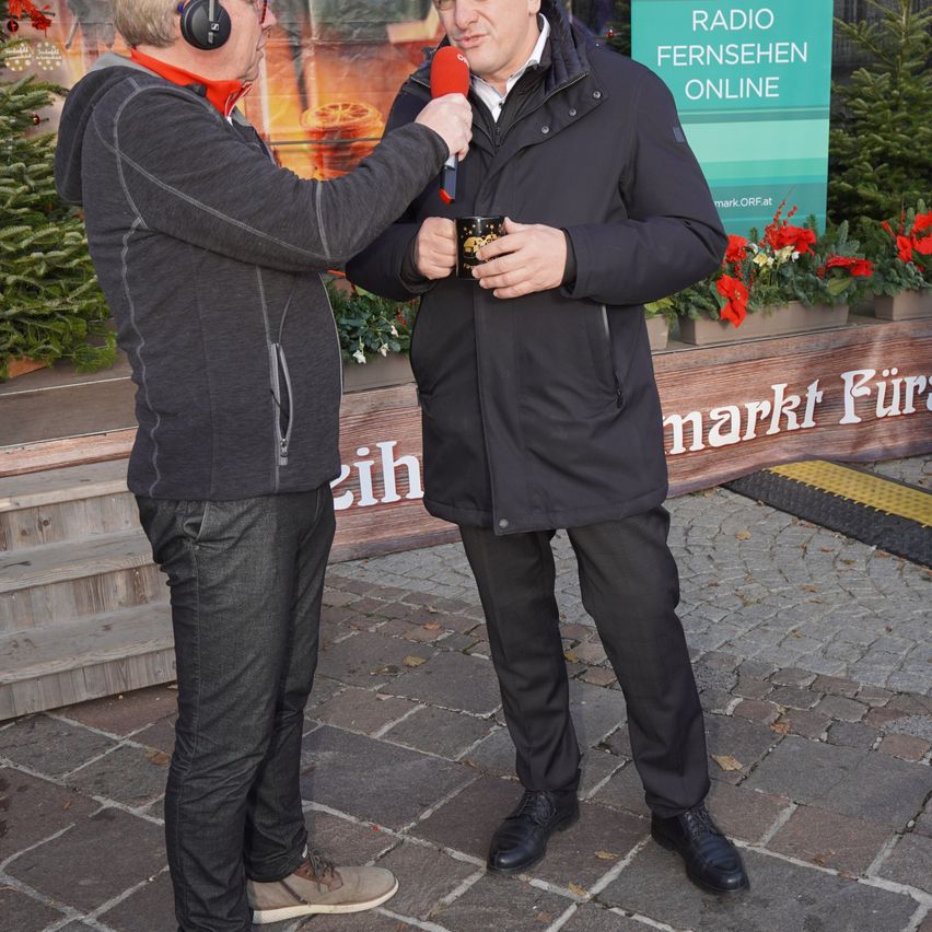 Bild enthält, Path, Walkway, Flagstone, Coat, Adult, Male, Man, Person, Poster, Jacket