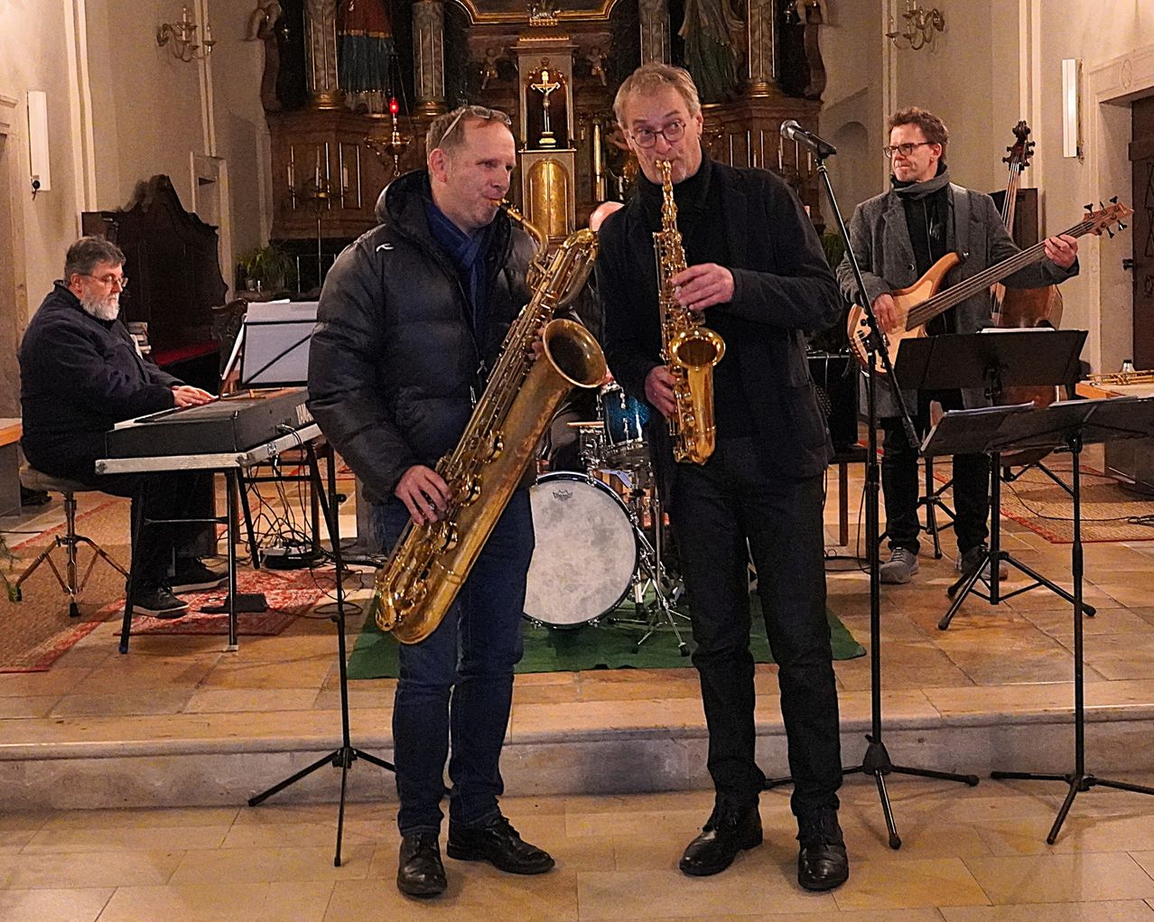 Bild enthält, Adult, Male, Man, Person, Guitar, Musical Instrument, Oboe, Footwear, Shoe, Glasses