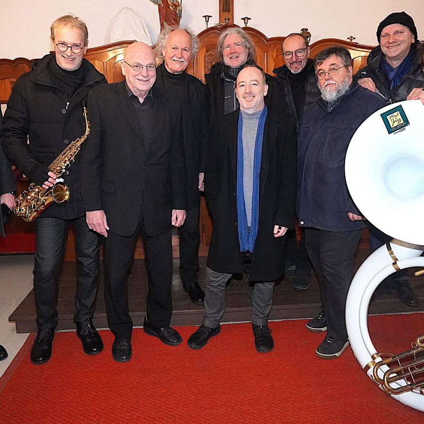 Bild enthält, Coat, Adult, Male, Man, Person, Horn, Musical Instrument, Tuba, Face, Jacket