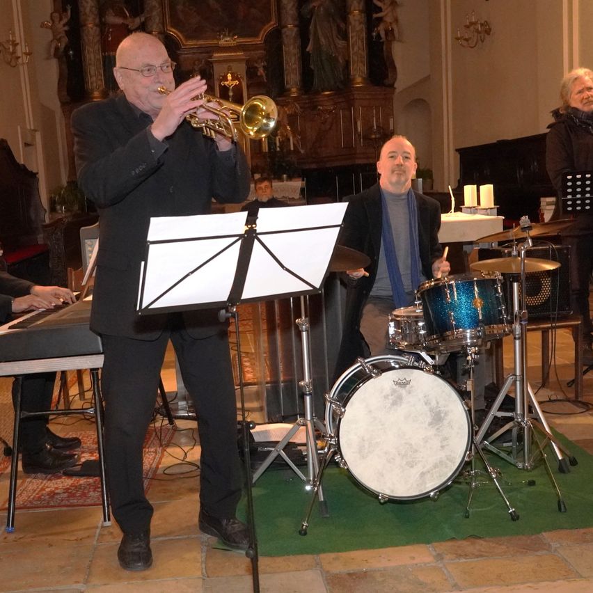 Bild enthält, Adult, Male, Man, Person, Group Performance, Music Band, Musical Instrument, Musician, Flugelhorn, Trumpet