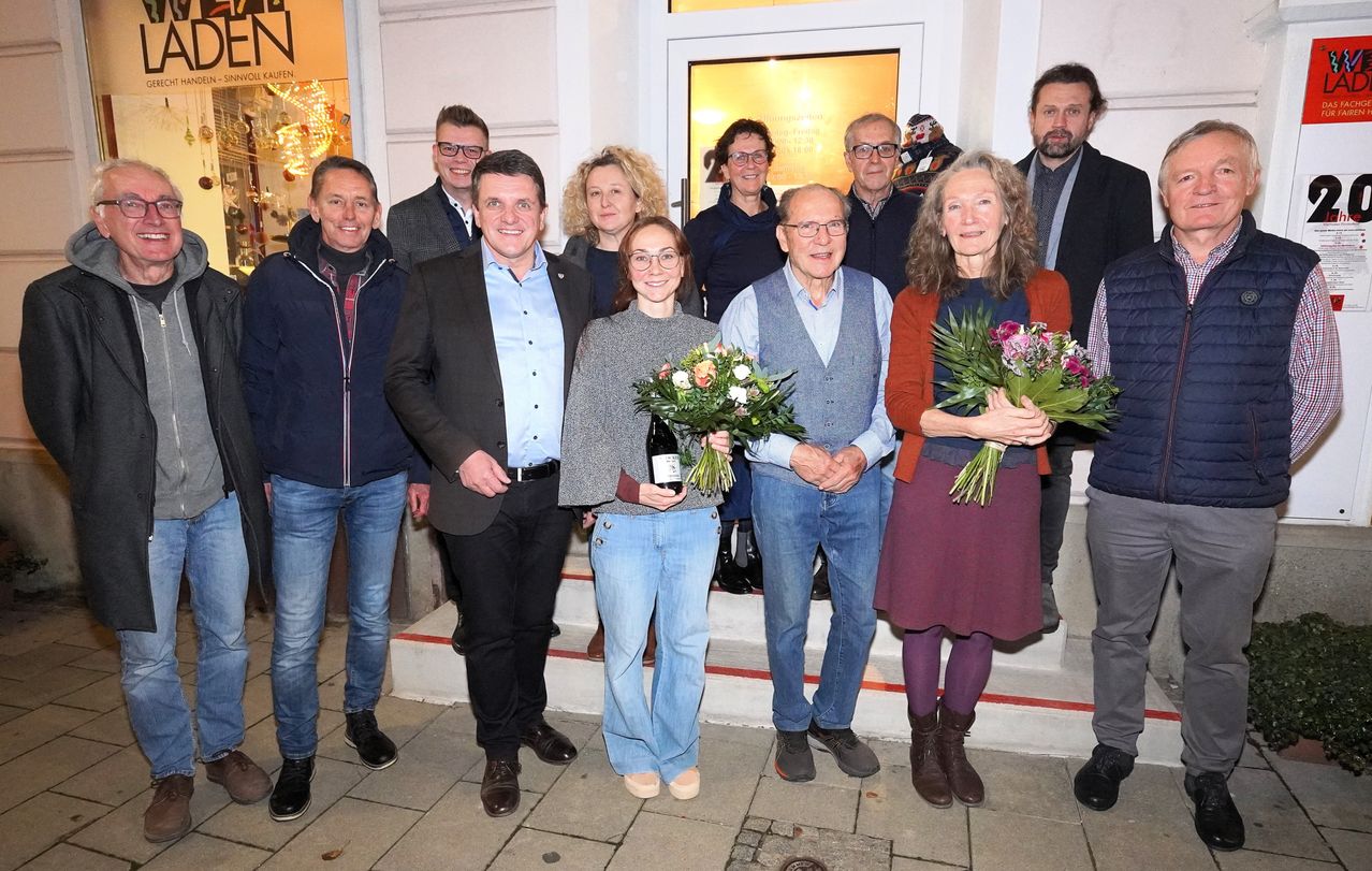 Bild enthält, Flower, Flower Arrangement, Flower Bouquet, Pants, Coat, Jacket, Jeans, Groupshot, Person, People