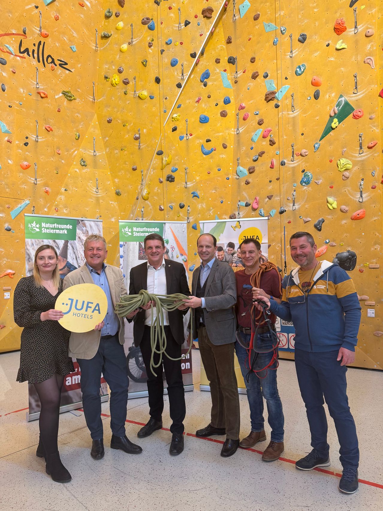 Bild enthält, People, Person, Pants, Adult, Male, Man, Female, Woman, Shoe, Jeans