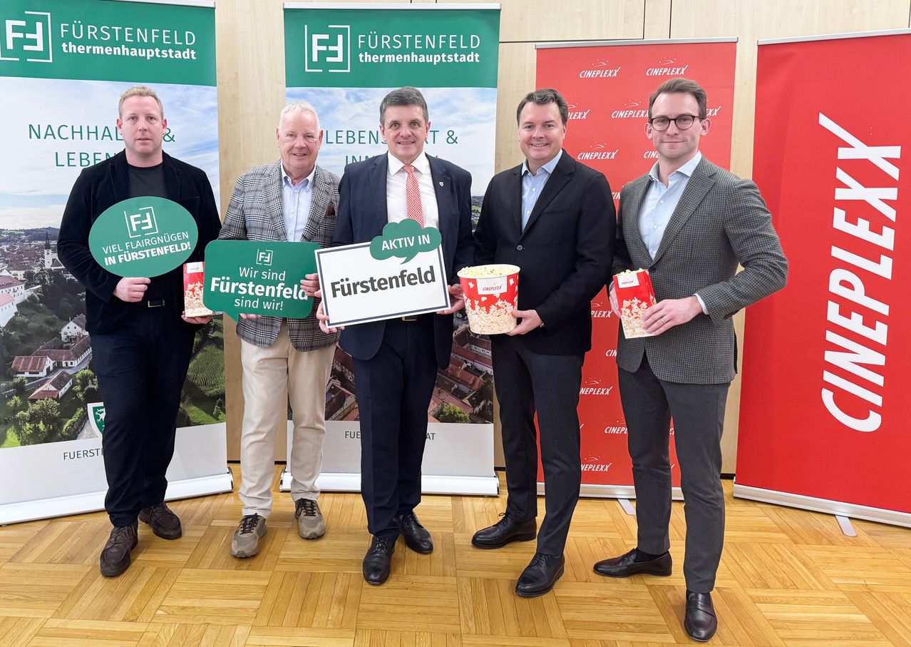 Bild enthält, Groupshot, Person, Advertisement, Adult, Male, Man, Coat, Shoe, Poster, Face