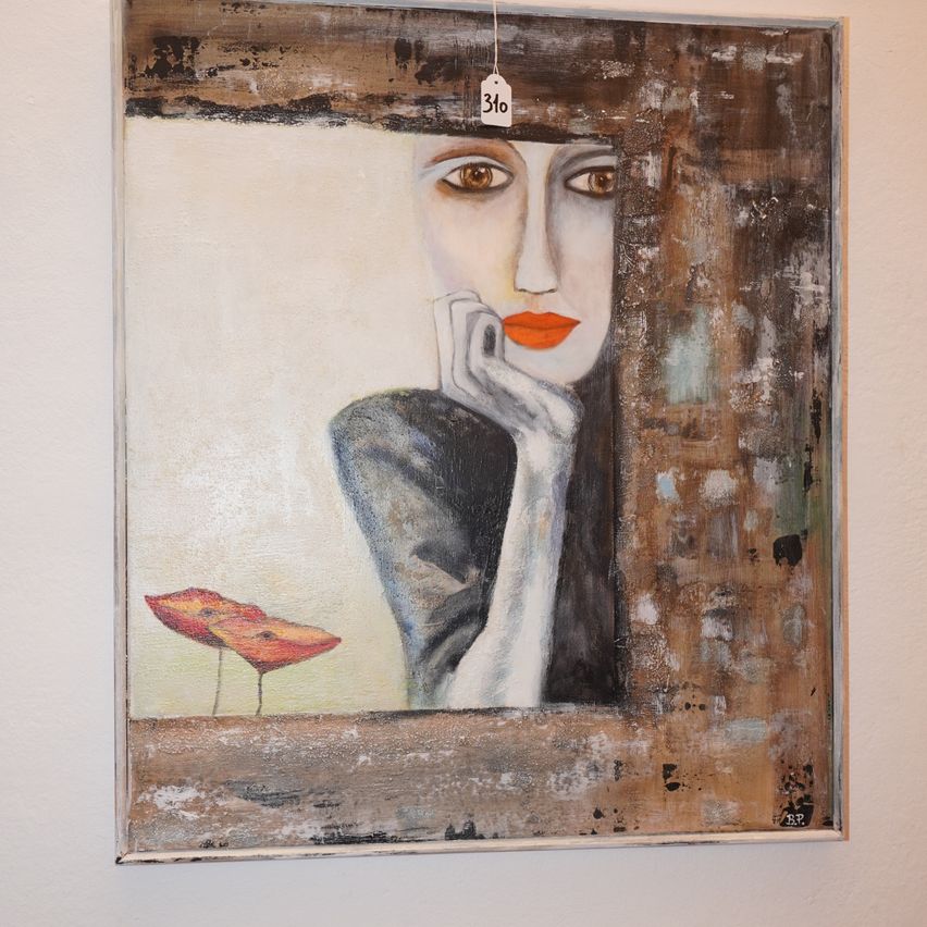 Ein modernes Gemälde einer Frau mit orangefarbenem Lippenstift, die ihre Wange berührt, umrahmt von braunen Blumen. Ein Preisschild von 310 Dollar ist angebracht.