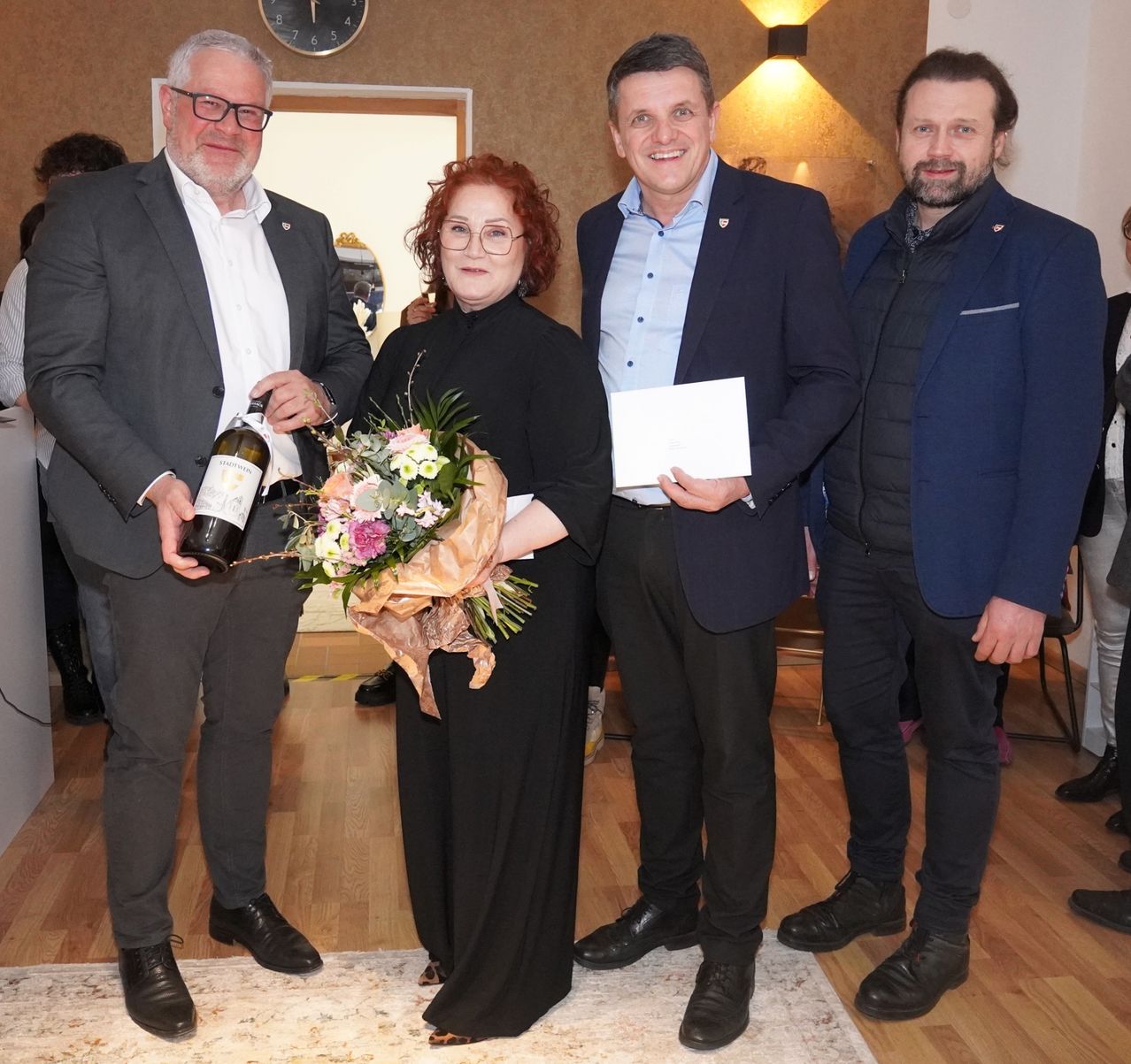 Bild enthält, Flower, Flower Arrangement, Flower Bouquet, Suit, Adult, Bride, Female, Person, Woman, Man