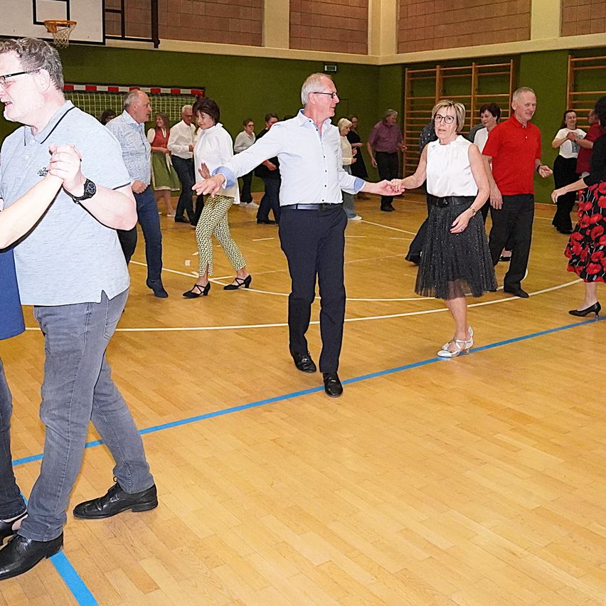 Bild enthält, Dancing, Person, Adult, Male, Man, Female, Woman, People, Dance Pose, Shoe