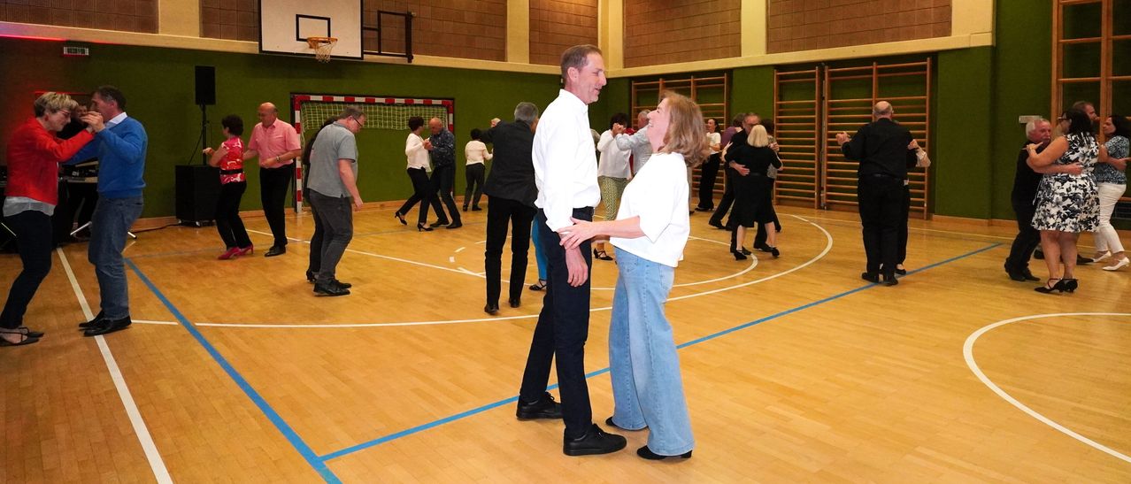Bild enthält, Formal Wear, Suit, Dancing, Person, Floor, Flooring, Adult, Female, Woman, People