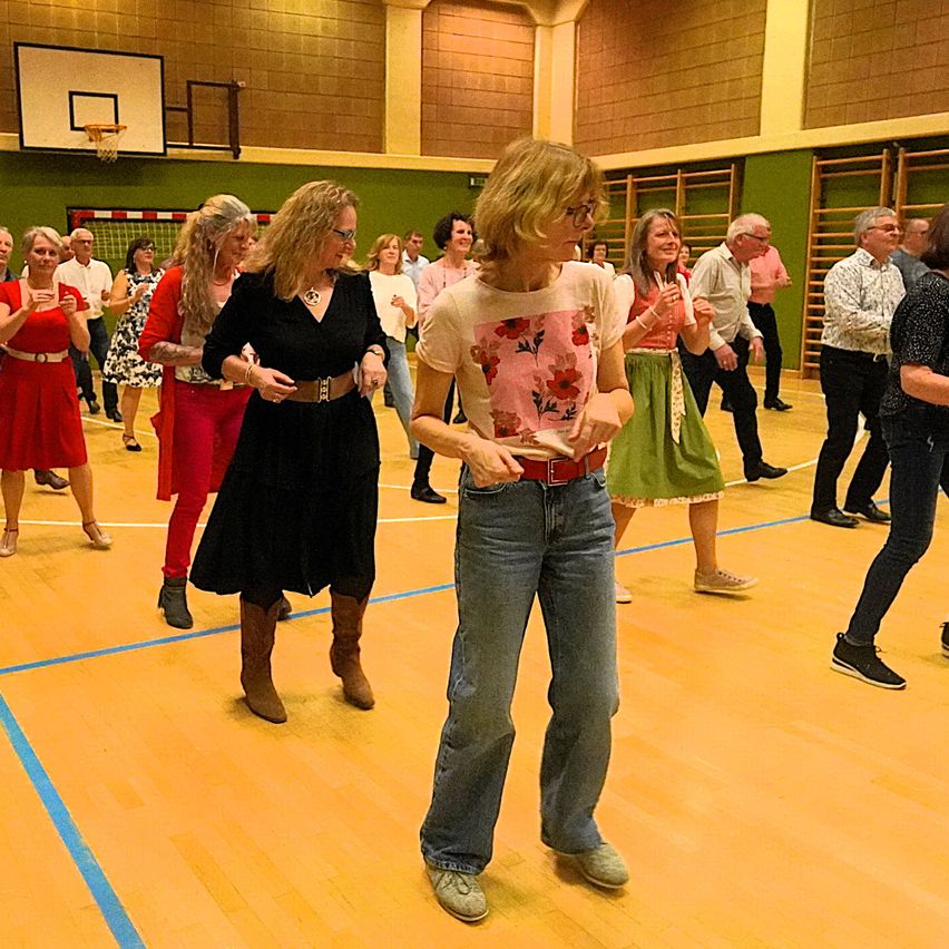 Bild enthält, Adult, Female, Person, Woman, People, Dancing, Dress, Floor, Flooring, Shoe