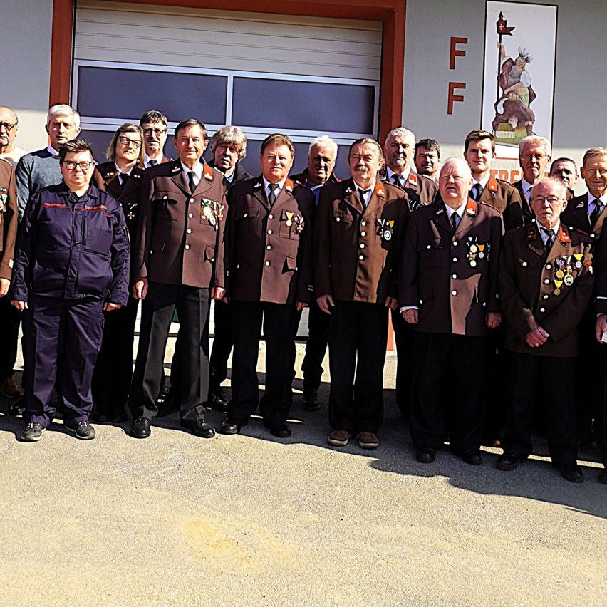 Bild enthält, People, Person, Adult, Male, Man, Formal Wear, Suit, Coat, Officer, Military