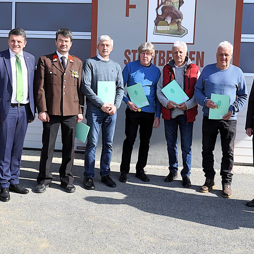 Bild enthält, People, Person, Adult, Male, Man, Coat, Groupshot, Officer, Military, Pants