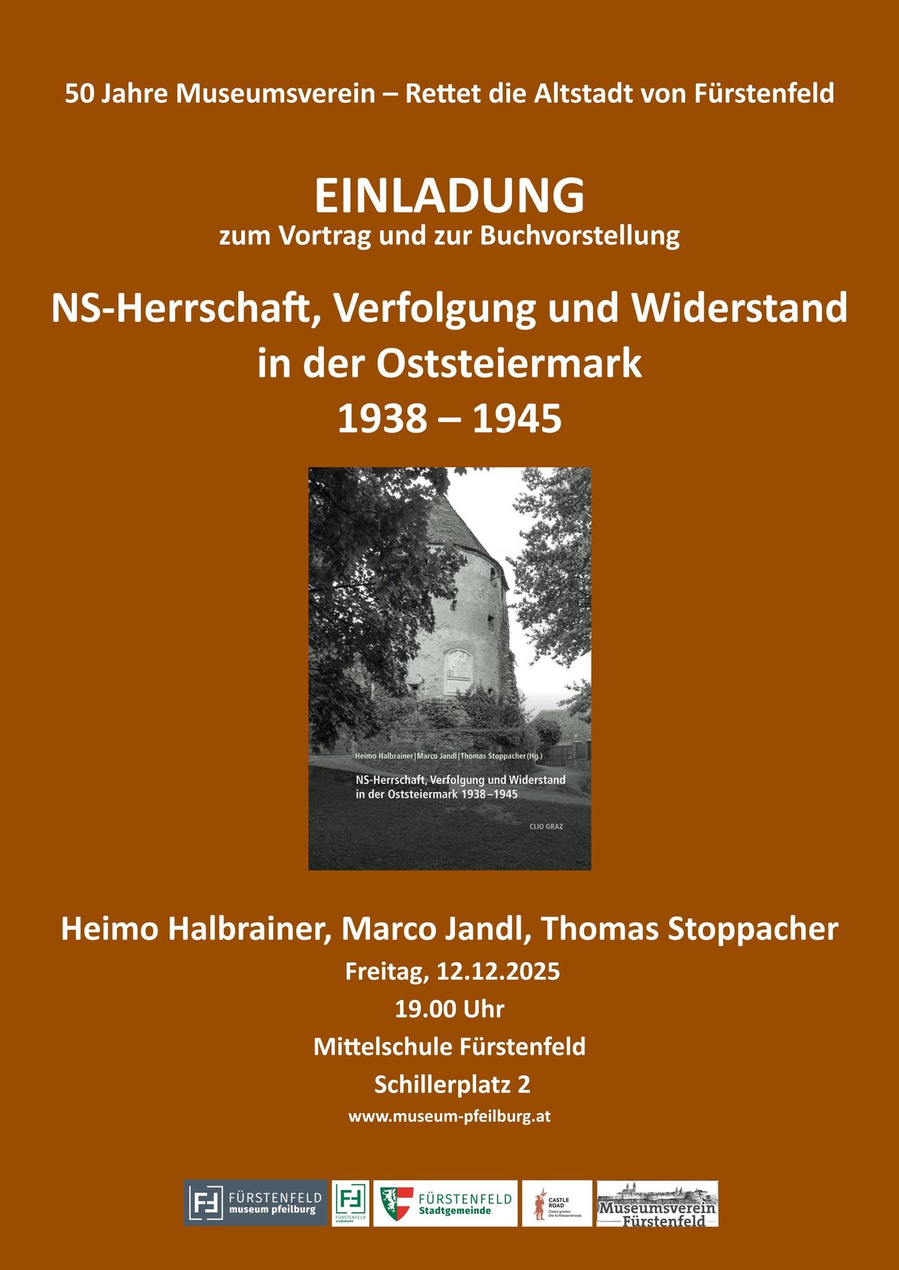 Einladung zur Vortrags- und Buchvorstellung. Der Titel lautet 'NS-Herrschaft, Verfolgung und Widerstand in der Oststeiermark 1938-1945'. Ein Bild eines historischen Gebäudes ist zu sehen. Der Termin ist am Freitag, 12. Dezember 2025, um 19.00 Uhr. Der Ort ist Mittelschule Fürstenfeld, Schillerplatz 2.
