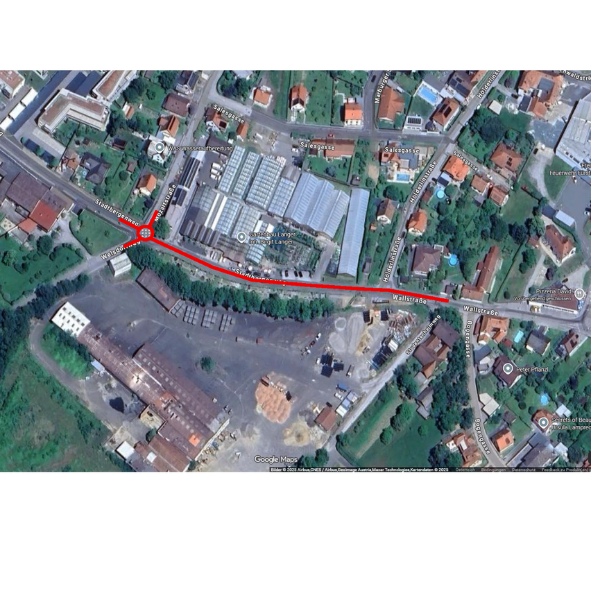 Luftaufnahme eines Viertels mit einem roten Weg auf der Karte, einschließlich Gebäuden, einer Fabrik und Straßen wie Waldstraße und Salesgasse.