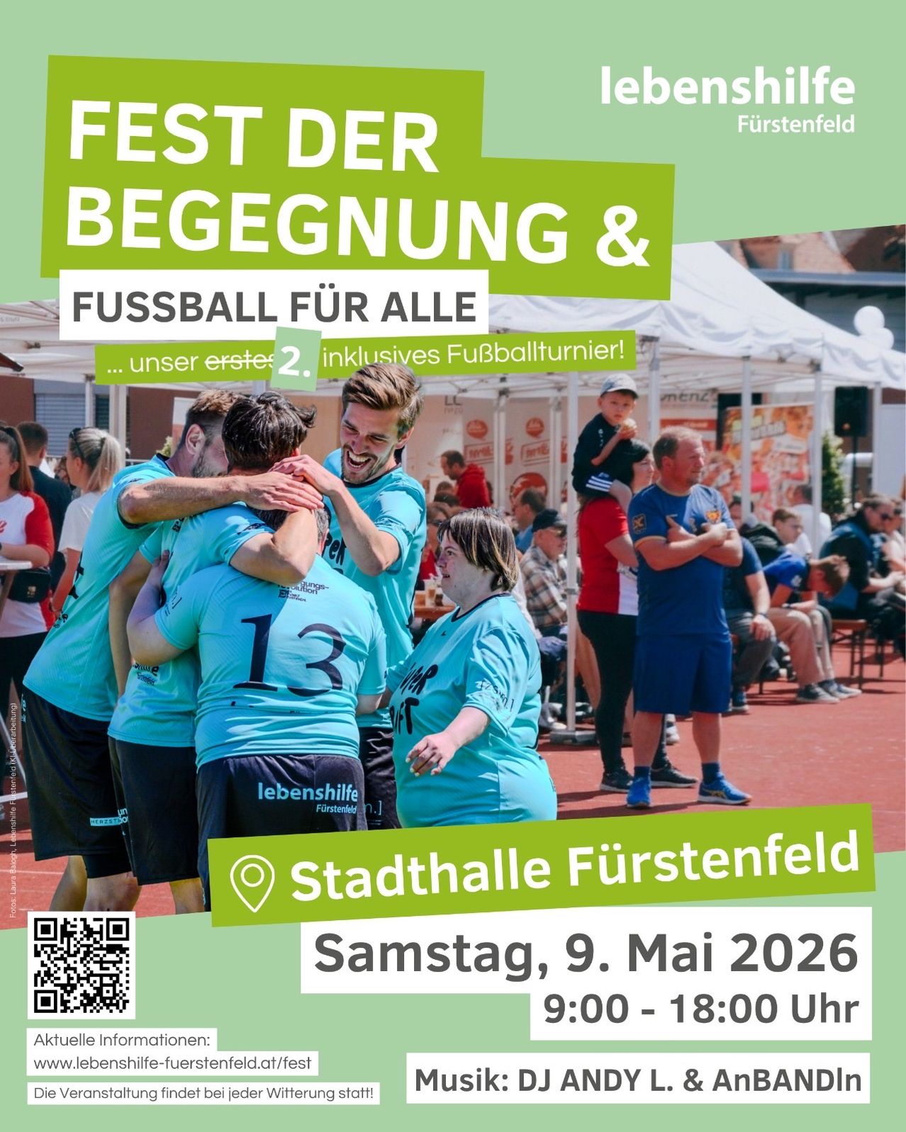 Plakat für ein Fußballevent in Furstenfeld. Es zeigt eine Gruppe von Menschen, die feiern, Text über die Veranstaltung und ihre Inklusivität sowie einen QR-Code für weitere Informationen.