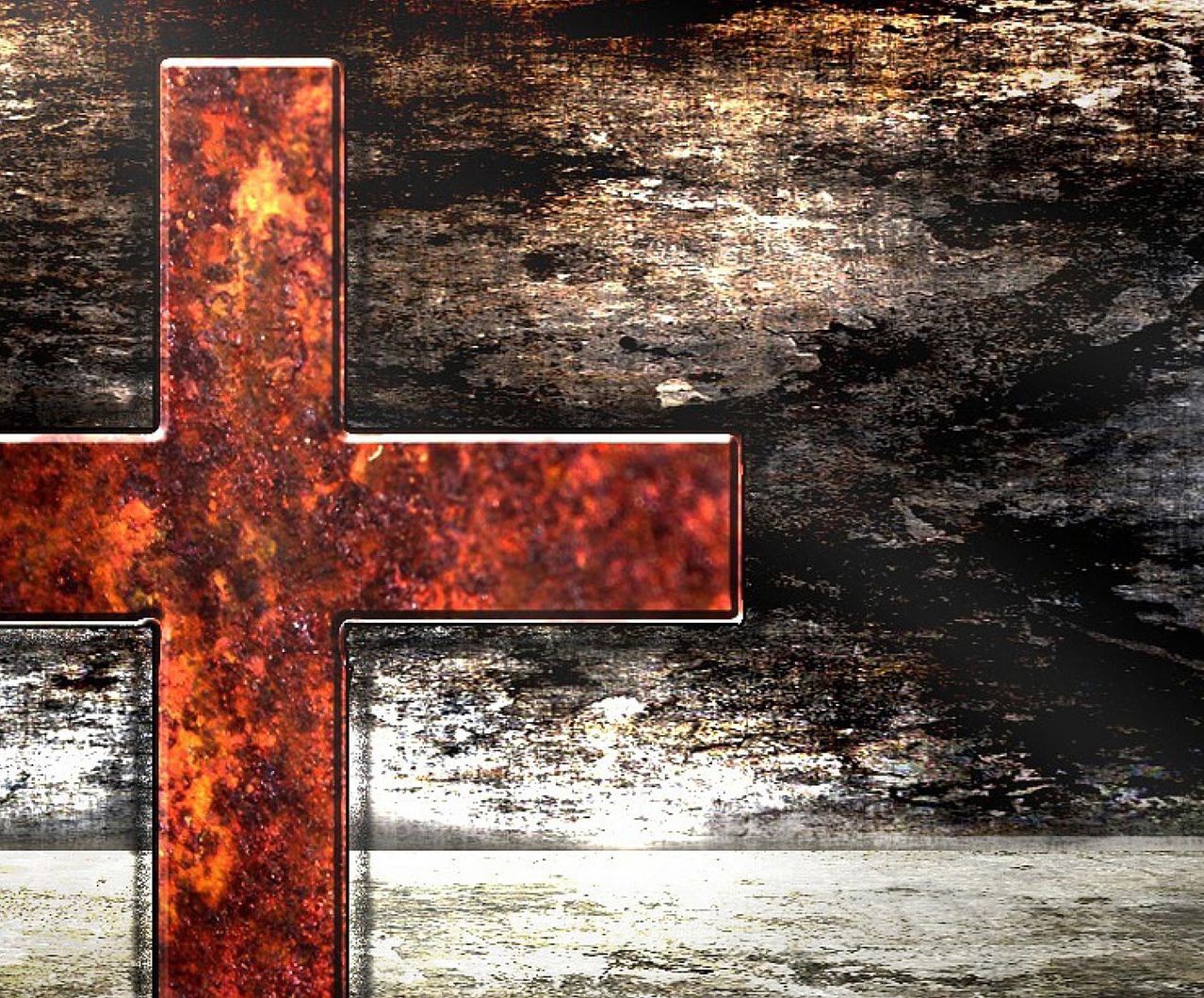 Ein großes, verrostetes Kreuz mit einem dunklen, verwitterten Hintergrund. Das Kreuz ist leicht geneigt.