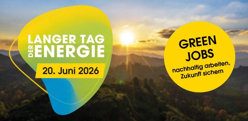 Ein Plakat für 'Länger Tag der Energie' am 20. Juni 2026, mit einer Sonne, die über Bergen aufgeht. Ein gelber Kreis trägt den Text 'Green Jobs' mit einem Untertitel in Deutsch.