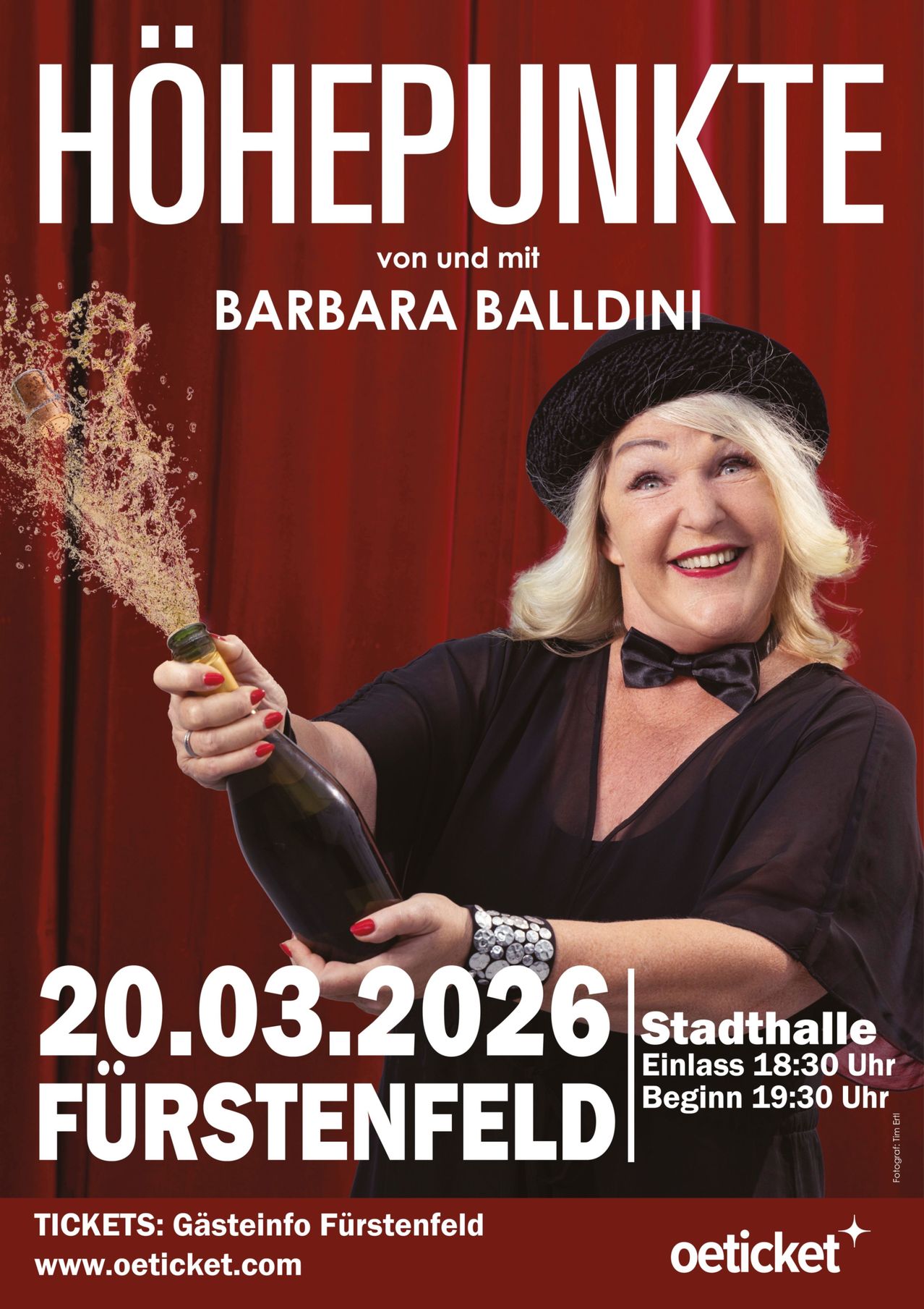 Plakat für eine Show mit Barbara Baldini, mit einer Frau in Schwarz, die vor einem roten Vorhang eine Champagnerflasche öffnet. Das Datum ist 20. März 2026.