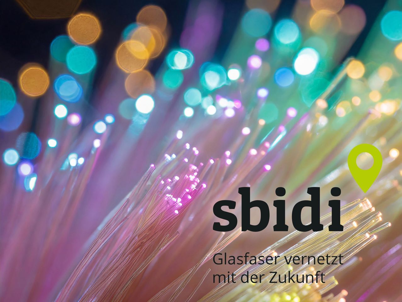 Ein Bild, das leuchtende Glasfaserkabel in Rosa und Lila zeigt, mit dem Wort 'sbidi' prominent angezeigt. Der Hintergrund besteht aus verschwommenen Lichtern in verschiedenen Farben.
