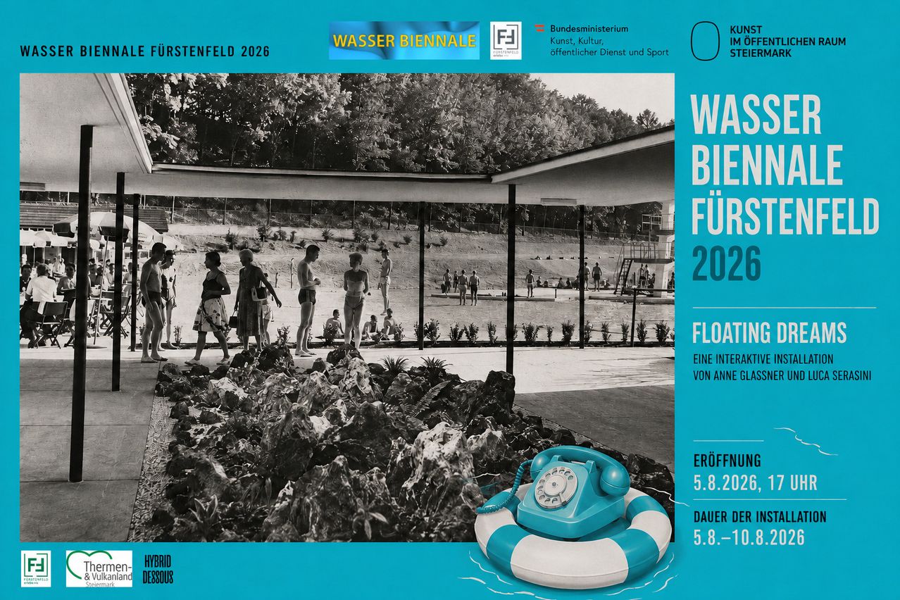 Ein Werbeposter für die Wasser Biennale 2026 mit einem Schwarz-Weiß-Foto von Menschen in der Nähe eines Pools, einem blauen Telefon in einem Rettungsring und Veranstaltungsdetails.