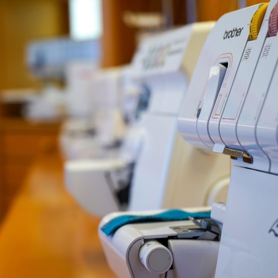 Bild enthält, Machine, Sewing, Electrical Device, Device, Appliance