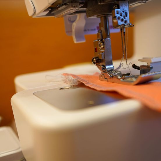 Bild enthält, Sewing, Machine, Device, Appliance, Electrical Device, Sewing Machine