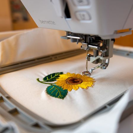 Bild enthält, Applique, Pattern, Sewing, Device, Machine, Flower, Plant, Electrical Device, Appliance