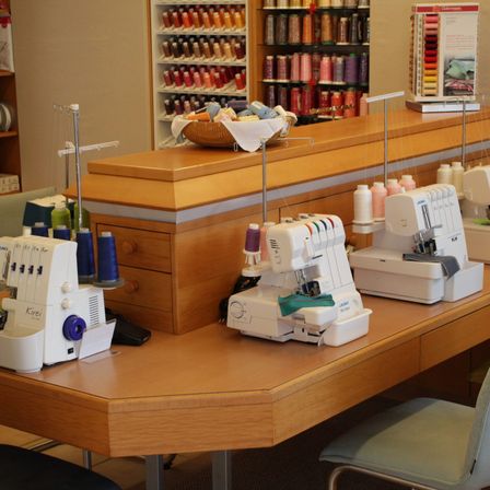 Bild enthält, Indoors, Chair, Table, Shop, Desk, Market, Grocery Store, Supermarket, Sewing, Machine