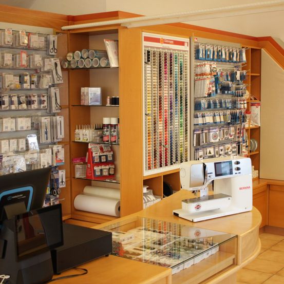 Bild enthält, Indoors, Shop, Architecture, Building, Monitor, Furniture, Market, Grocery Store, Supermarket, Machine