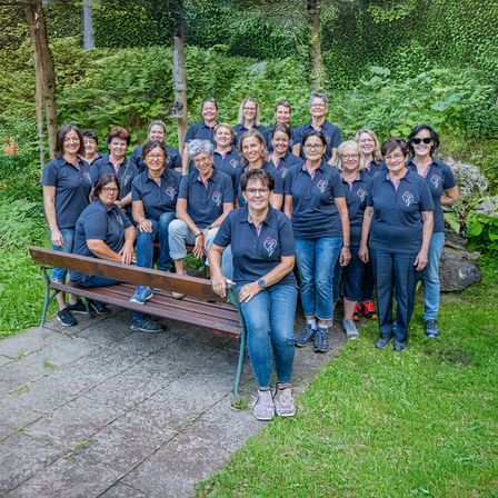 Bild enthält, Groupshot, Person, People, Pants, Jeans, Adult, Male, Man, Shoe, Face
