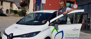 Bild enthält, Car, Vehicle, Adult, Male, Man, Person, Machine, Wheel, Alloy Wheel, Face