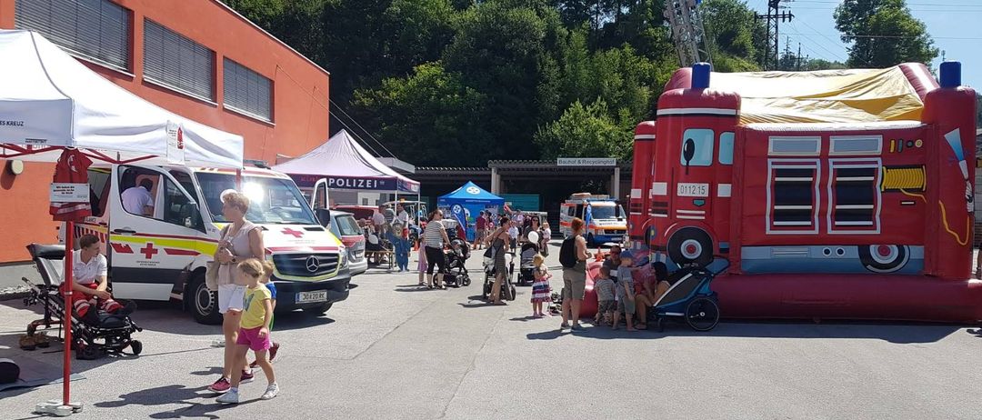 Bild enthält, Shorts, Person, People, Vehicle, Truck, Wheel, Shoe, Car, Fire Truck, Moving Van