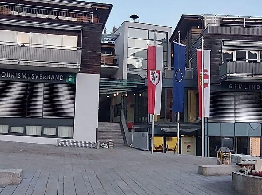 Bild enthält, City, Urban, Housing, Outdoors, Shelter, House, Bird, Street, Neighborhood, Nature