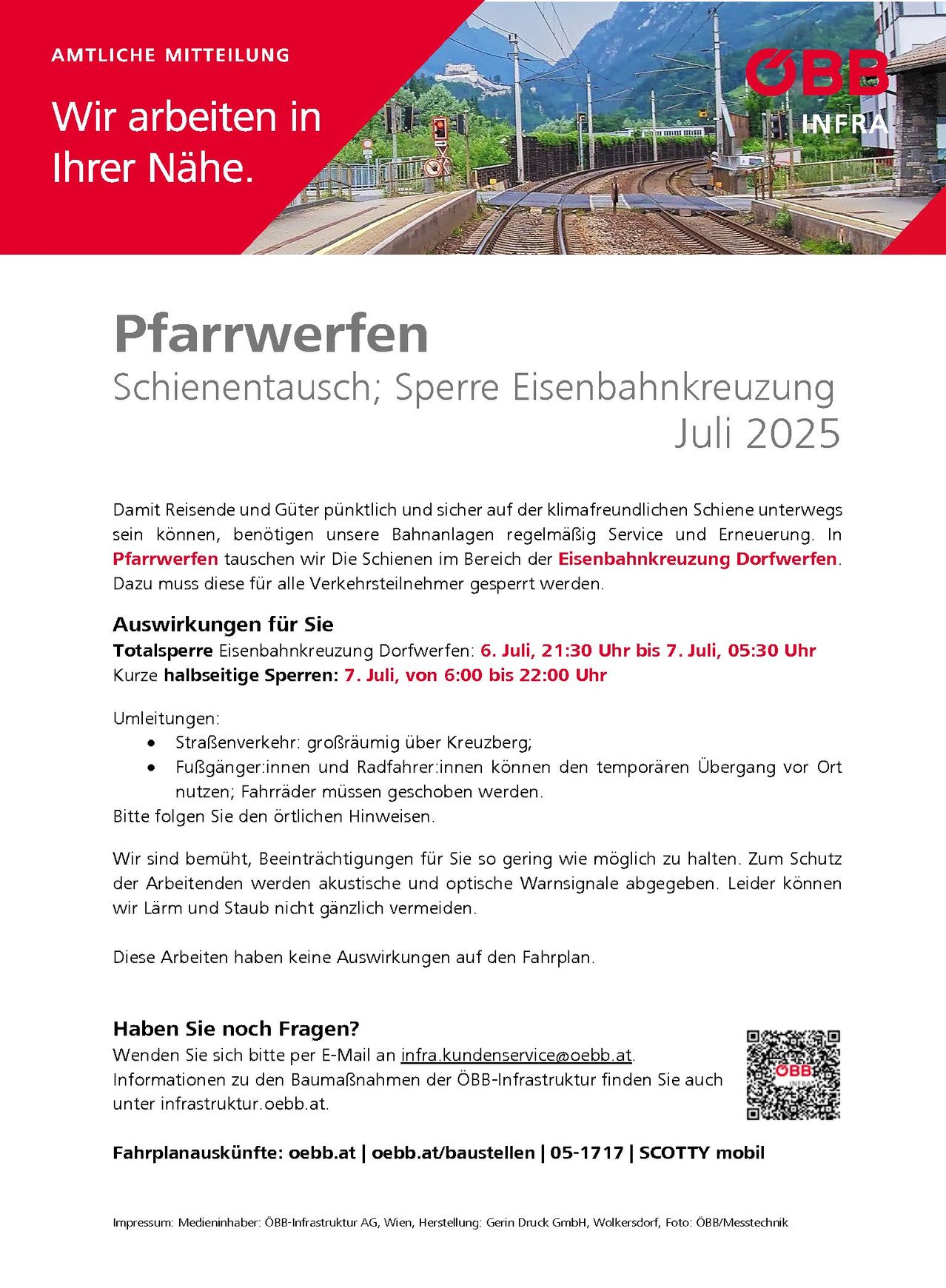 Plakat über Schienenaustausch und Bahnübergangssperrung in Dorfwrfen im Juli 2025. Es nennt die Sperrzeiten, Auswirkungen für Reisende und rät, örtliche Anweisungen zu befolgen. Kontaktinfo für Fragen ist angegeben.
