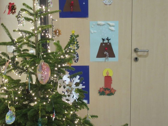 Bild enthält, Plant, Tree, Christmas, Christmas Decorations, Festival, Christmas Tree, Architecture, Building