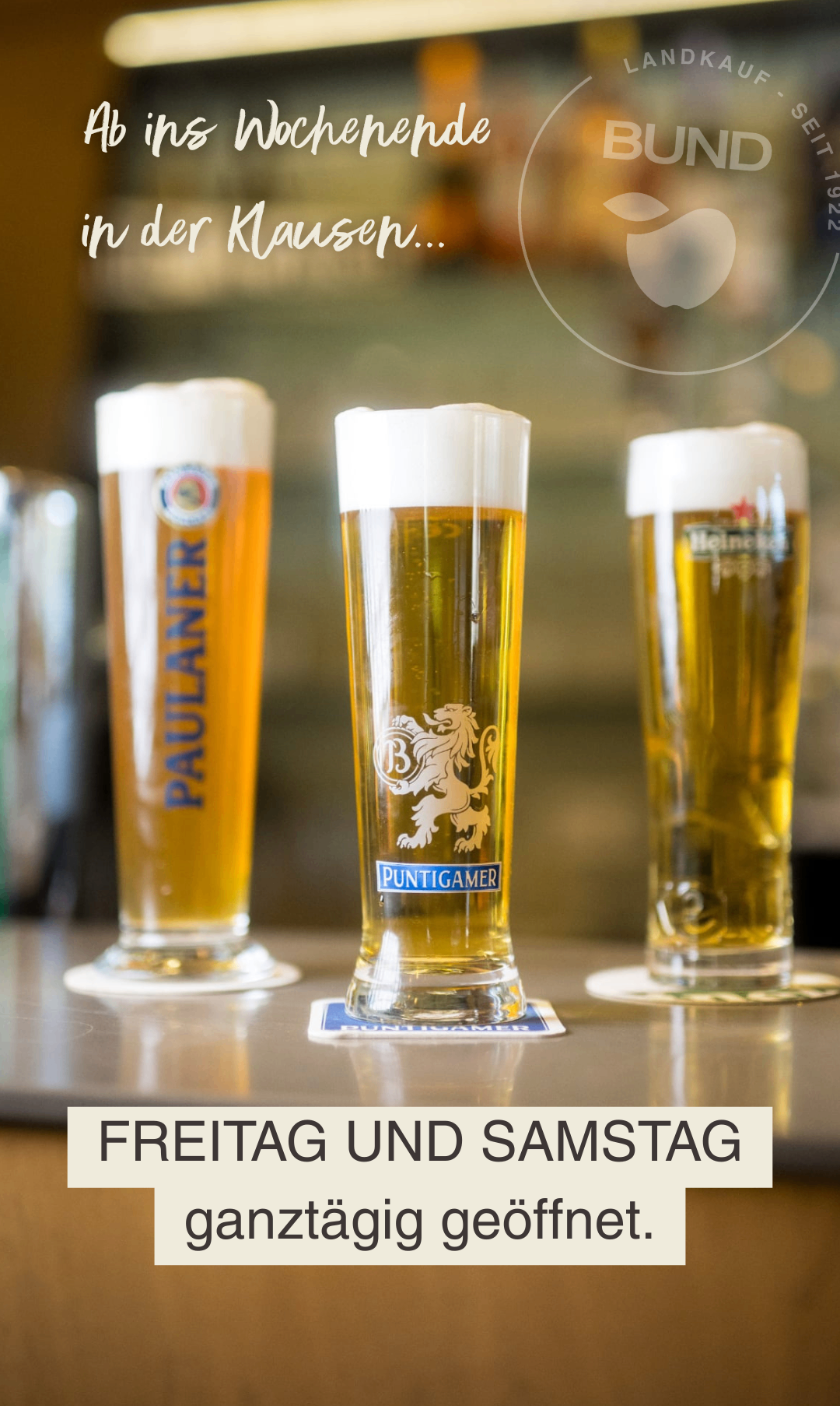 Drei Biergläser auf einer Bar. Das linke ist Paulaner, das mittlere Puntigam und das rechte Heineken.