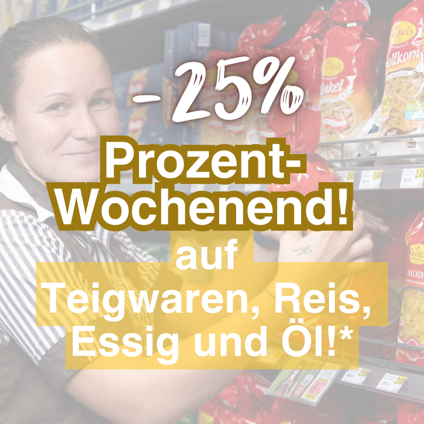 Eine Frau im Supermarkt hält eine Tüte mit einem Schild -25% am Wochenende für Küchenutensilien, Reis, Essig und Öl.