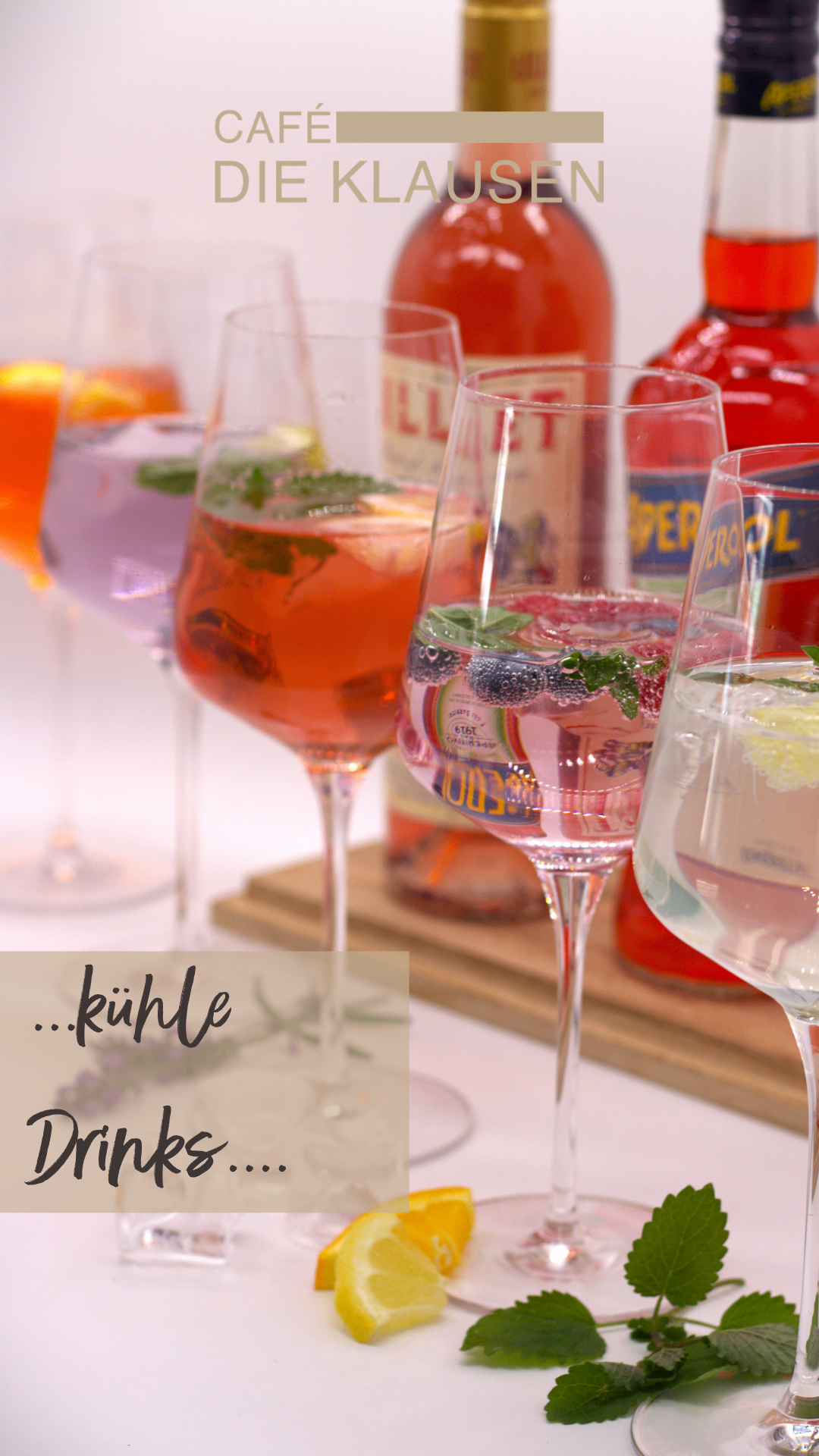 Kühle Drinks im Café Die Klausen mit Aperol und Beeren garniert