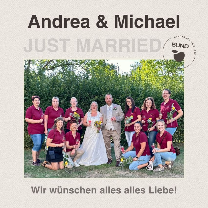 Eine Gruppe von Menschen in passenden roten Hemden und Jeans posiert für ein Foto in einem Garten. Die Braut und der Bräutigam stehen in der Mitte, die Braut hält einen Blumenstrauß. Der Text oben lautet 'Andrea & Michael JUST MARRIED'.
