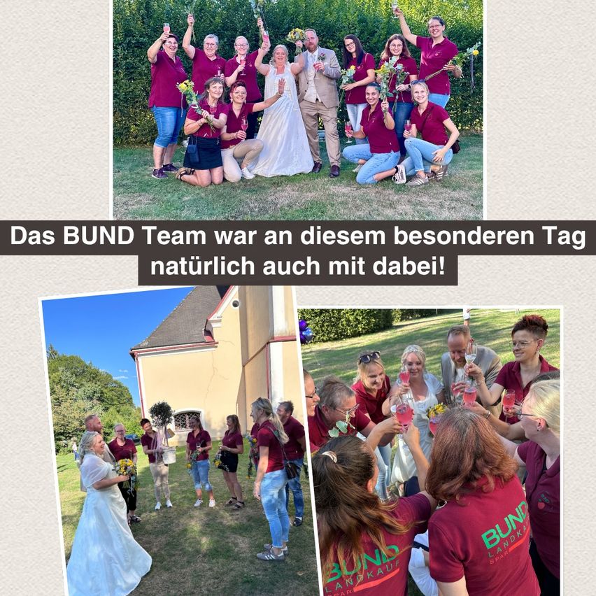 Eine Gruppe von Menschen in lila Uniformen feiert einen besonderen Tag, möglicherweise eine Hochzeit, mit einer Braut und einem Bräutigam in der Mitte. Der Hintergrund zeigt einen Garten mit Grünpflanzen und einem Gebäude.